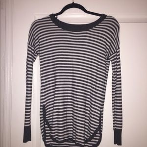 LIGHTWEIGHT BLACK AND WHITE STRIPED SWEATER